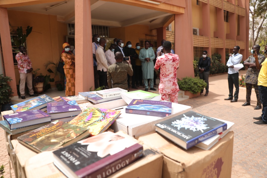 Don de livres de Amnesty International à l’Université Joseph KI-ZERBO