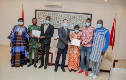 Remise de bourses de l’Ambassadeur de la République Populaire de Chine au Burkina aux étudiants de l’Université Joseph KI-ZERBO et de l’Université Norbert ZONGO.