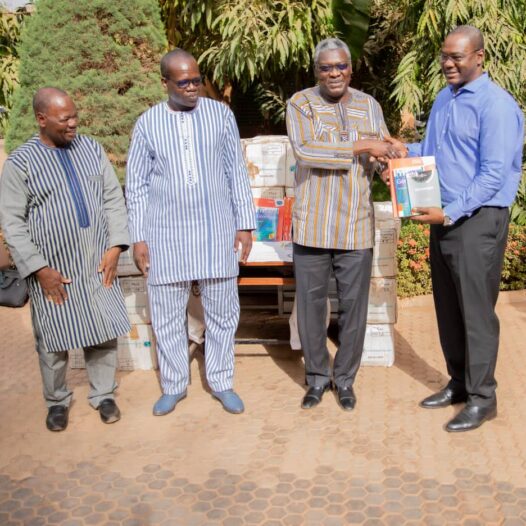 L’ambassadeur du Burkina au Sénégal transmet un lot d’ouvrages à l’Université Joseph KI-ZERBO