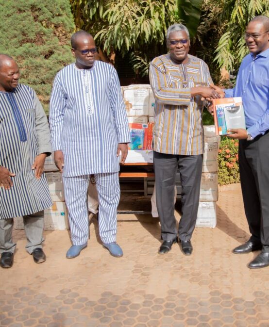 L’ambassadeur du Burkina au Sénégal transmet un lot d’ouvrages à l’Université Joseph KI-ZERBO
