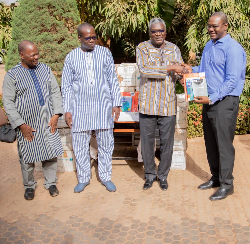 L’ambassadeur du Burkina au Sénégal transmet un lot d’ouvrages à l’Université Joseph KI-ZERBO