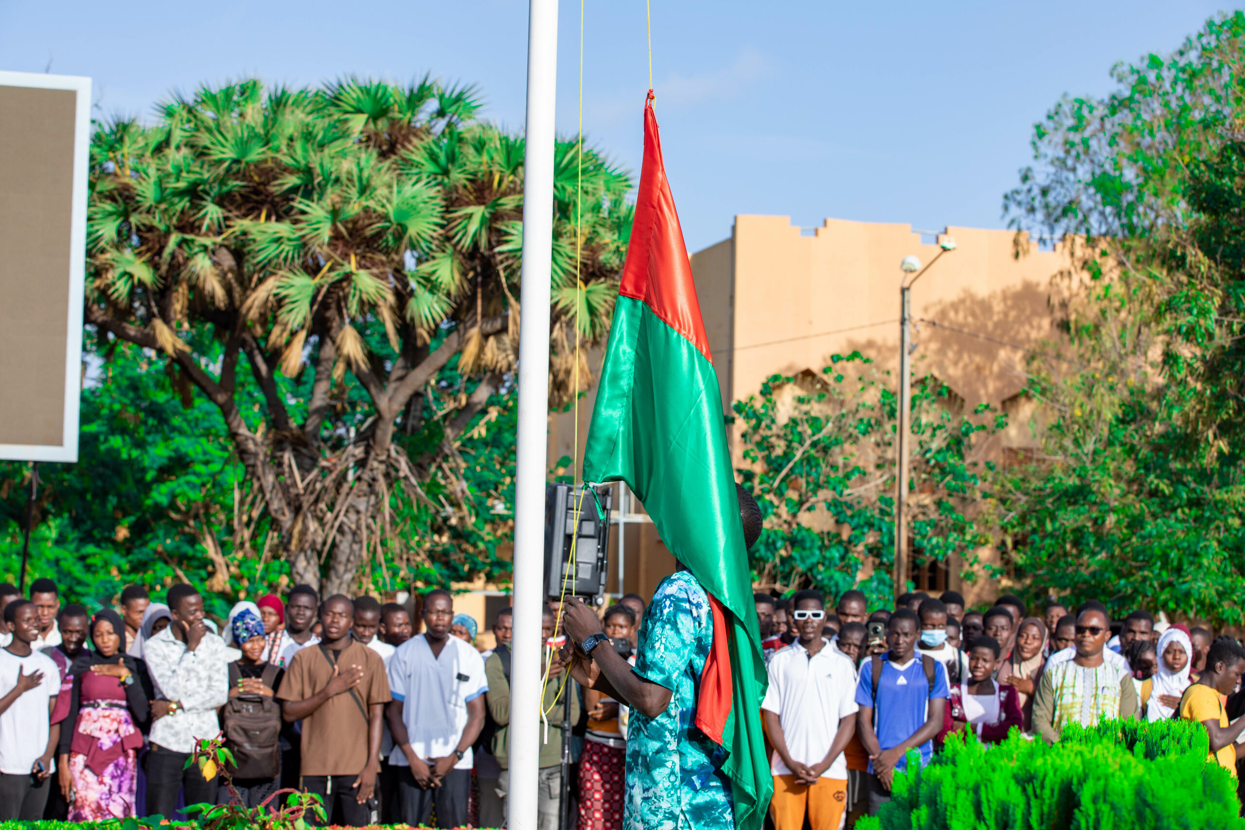 Montée des couleurs à l’Université Joseph KI-ZERBO : Une cérémonie marquée par l’exécution de l’hymne national en langue mooré Montée des couleurs à l’Université Joseph KI-ZERBO : Une cérémonie marquée par l’exécution de l’hymne national en langue mooré